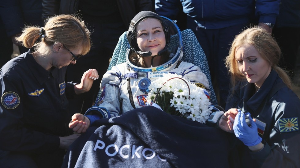 Возвращение на Землю: Капсула "Союз" с российским экипажем первого космического фильма успешно приземлилась в Казахстане