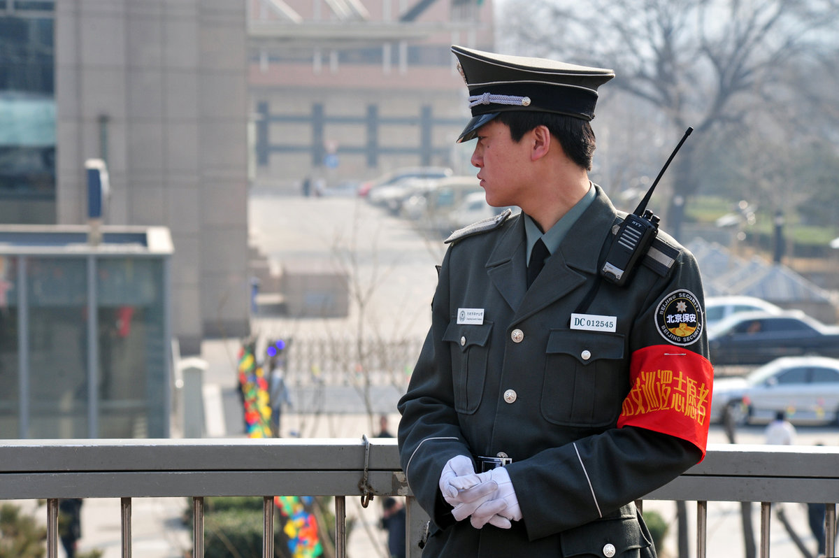 Полицейские-блоггеры в Китае рекламируют государственное приложение